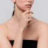 Anillo de oro blanco de 18K con zafiro rosa en talla pera de 1,83 cts y 32 diamantes en talla brillante con un total de 0,43 cts