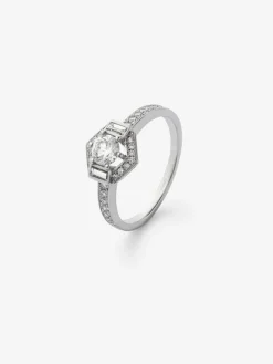Anillo de oro blanco de 18K con diamante central en talla brillante de 0,4 cts y orla con 2 diamantes en talla baguette con un total de 0,14 cts y 30 en talla brillante con un total de 0,19 cts