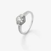 Anillo de oro blanco de 18K con un diamante central en talla brillante de 0,31 cts; 2 en talla baguette con un total de 0,085 cts y 26 en talla brillante con un total de 0,175cts