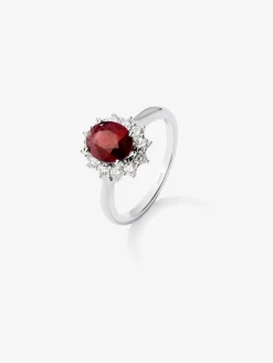 Anillo de oro blanco de 18K con rub&iacute; rojo vivid en talla oval de 1,58 cts y diamantes blancos en talla brillante de 0,34 cts