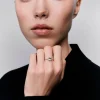 Anillo de oro blanco de 18K con morganita rosa en talla cushion de 0,87 cts y orla y brazo de 30 diamantes en talla brillante con un total de 0,36 cts