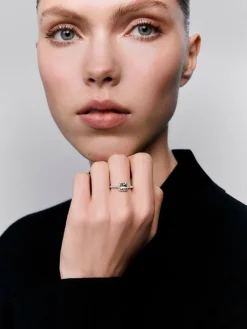 Anillo de oro blanco de 18K con morganita rosa en talla cushion de 0,87 cts y orla y brazo de 30 diamantes en talla brillante con un total de 0,36 cts