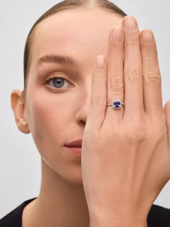 Anillo de oro blanco de 18K con tanzanita en talla cushion de 1,17 cts y 38 diamantes en talla brillante con un total de 0,31 cts