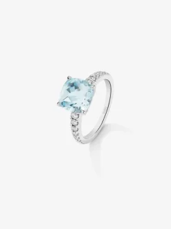 Anillo de oro blanco de 18K con topacio azul sky en talla cushion de 3,72 cts y 12 diamantes en talla brillante con un total de 0,3 cts