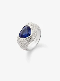 Anillo de oro blanco de 18K con pavé de diamantes blancos en talla brillante de 2,19 cts y zafiro azul en talla corazón de 3,47 cts