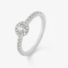 Anillo de oro blanco de 18K con diamante central en talla brillante de 0,15 cts y orla y brazo de 28 diamantes en talla brillante con un total de 0,3 cts