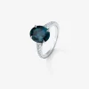 Anillo de oro blanco de 18K con topacio azul london en talla oval de 4,25 cts y 14 diamantes en talla brillante con un total de 0,32 cts