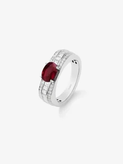 Anillo de oro blanco de 18K con rub&iacute; rojo pigeon blood en talla oval de 1,49 cts y 98 diamantes en talla baguette y brillante con un total de 0,81 cts