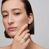 Anillo de oro blanco de 18K con aguamarina en talla oval de 1,6 cts y 32 diamantes en talla brillante con un total de 0,49 cts