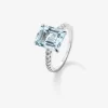 Anillo de oro blanco de 18K con topacio azul sky en talla esmeralda de 4,25 cts y diamantes blancos en talla brillante de 0,31 cts