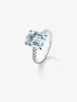 Anillo de oro blanco de 18K con topacio azul sky en talla esmeralda de 4,25 cts y diamantes blancos en talla brillante de 0,31 cts