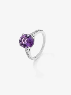 Anillo de oro blanco de 18K con amatista morada en talla oval de 3,51 cts y 14 diamantes en talla brillante con un total de 0,32 cts