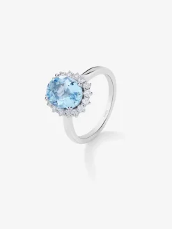 Anillo de oro blanco de 18K con aguamarina en talla oval de 4,29 cts y 16 diamantes en talla brillante con un total de 0,77 cts
