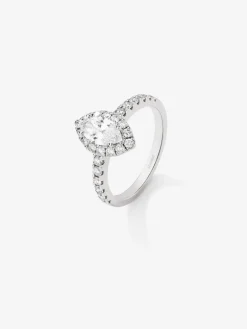 Anillo de oro blanco de 18K con diamante en talla marquise de 0,7 cts y orla y brazo de diamantes en talla brillante con un total de 0,63 cts