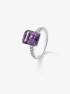 Anillo de oro blanco de 18K con amatista morada en talla esmeralda de 4,25 cts y 14 diamantes en talla brillante con un total de 0,32 cts