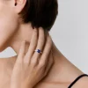 Anillo de oro blanco de 18K con zafiro azul royal en talla oval de 2,07 cts y diamantes blancos en talla brillante de 0,37 cts