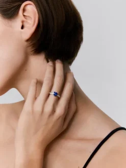 Anillo de oro blanco de 18K con zafiro azul royal en talla oval de 2,07 cts y diamantes blancos en talla brillante de 0,37 cts
