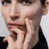 Anillo de oro blanco de 18K con zafiro azul en talla brillante de 0,26 cts y orla y brazo de 26 diamantes en talla brillante con un total de 0,26 cts