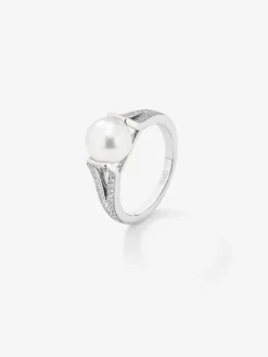 Anillo de oro blanco de 18K con perla akoya de 8mm y 60 diamantes en talla brillante con un total de 0,23 cts