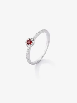 Anillo de oro blanco de 18K con rub&iacute; rojo en talla brillante de 0,1 cts y orla y brazo de 28 diamantes en talla brillante con un total de 0,2 cts