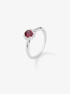 Anillo de oro blanco de 18K con rub&iacute; en talla oval de 0,25 cts y diamantes blancos en talla brillante de 0,12 cts