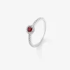 Anillo de oro blanco de 18K con rub&iacute; en talla brillante de 0,26 cts y diamantes blancos en talla brillante de 0,26 cts
