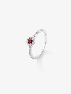 Anillo de oro blanco de 18K con rub&iacute; en talla brillante de 0,26 cts y diamantes blancos en talla brillante de 0,26 cts