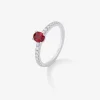 Anillo de oro blanco de 18K con rub&iacute; rojo en talla oval de 0,2 cts y diamantes en talla brillante de 0,1 cts