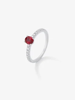 Anillo de oro blanco de 18K con rub&iacute; rojo en talla oval de 0,2 cts y diamantes en talla brillante de 0,1 cts