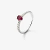 Anillo de oro blanco de 18K con rub&iacute; rojo en talla oval de 0,5 cts y 16 diamantes en talla brillante con un total de 0,21 cts