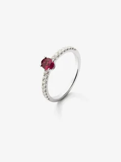 Anillo de oro blanco de 18K con rub&iacute; rojo en talla oval de 0,5 cts y 16 diamantes en talla brillante con un total de 0,21 cts