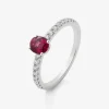 Anillo de oro blanco de 18K con rub&iacute; rojo en talla oval de 0,63 cts y 16 diamantes en talla brillante con un total de 0,22 cts