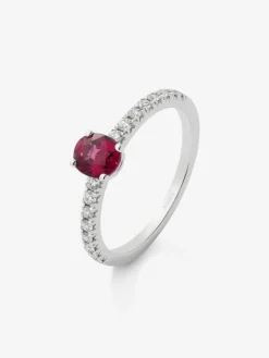 Anillo de oro blanco de 18K con rub&iacute; rojo en talla oval de 0,63 cts y 16 diamantes en talla brillante con un total de 0,22 cts
