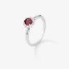 Anillo de oro blanco de 18K con rub&iacute; rojo vivid en talla oval de 0,53 cts y diamantes blancos en talla brillante de 0,18 cts