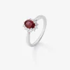 Anillo de oro blanco de 18K con rub&iacute; rojo vivid en talla oval de 1 cts y diamantes blancos en talla brillante de 0,26 cts