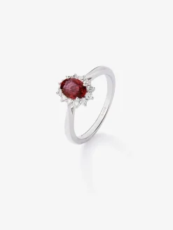 Anillo de oro blanco de 18K con rub&iacute; rojo vivid en talla oval de 1 cts y diamantes blancos en talla brillante de 0,26 cts