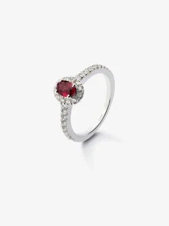Anillo de oro blanco de 18K con rub&iacute; rojo intenso en talla oval de 0,52 cts y diamantes blancos en talla brillante de 0,29 cts