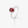 Anillo de oro blanco de 18K con rub&iacute; rojo intenso en talla oval de 0,68 cts y 30 diamantes en talla brillante con un total de 0,31 cts
