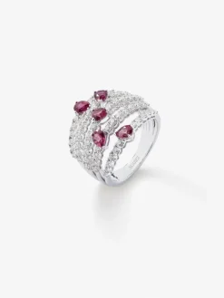 Anillo de oro blanco de 18K con 60 diamantes en talla brillante con un total de 1 cts y 5 rub&iacute;es rojos en talla pera con un total de 1,14 cts