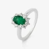Anillo de oro blanco de 18K con esmeralda verde en talla oval de 0,5 cts y diamantes en talla brillante con un total de 0,18 cts