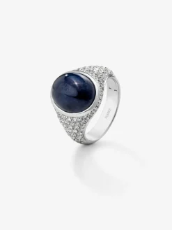 Anillo de oro blanco de 18K con zafiro azul en talla oval de 8,68 cts y 92 diamantes en talla brillante con un total de 1,23 cts