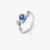 Anillo de oro blanco de 18K con zafiro azul en talla brillante de 0,46 cts y 12 diamantes en talla brillante con un total de 0,09 cts