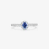 Anillo de oro blanco de 18K con zafiro azul en talla oval de 0,59 cts y 30 diamantes en talla brillante con un total de 0,37 cts