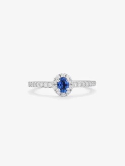 Anillo de oro blanco de 18K con zafiro azul en talla oval de 0,59 cts y 30 diamantes en talla brillante con un total de 0,37 cts