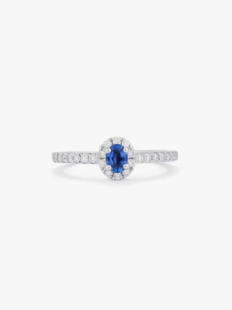 Anillo de oro blanco de 18K con zafiro azul en talla oval de 0,59 cts y 30 diamantes en talla brillante con un total de 0,37 cts