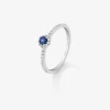Anillo de oro blanco de 18K con zafiro azul en talla brillante de 0,15 cts y orla y brazo de 28 diamantes en talla brillante con un total de 0,2 cts