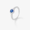 Anillo de oro blanco de 18K con zafiro azul en talla brillante de 0,35 cts y orla y brazo de 24 diamantes en talla brillante con un total de 0,32 cts