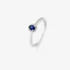 Anillo de oro blanco de 18K con zafiro azul en talla oval de 0,22 cts y 10 diamantes en talla brillante con un total de 0,08 cts