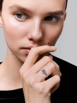 Anillo de oro blanco de 18K con zafiro azul royal en talla brillante de 0,38 cts y diamantes blancos en talla brillante de 0,28 cts