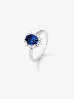 Anillo de oro blanco de 18K con zafiro azul royal en talla oval de 2,02 cts y diamantes blancos en talla brillante de 0,35 cts